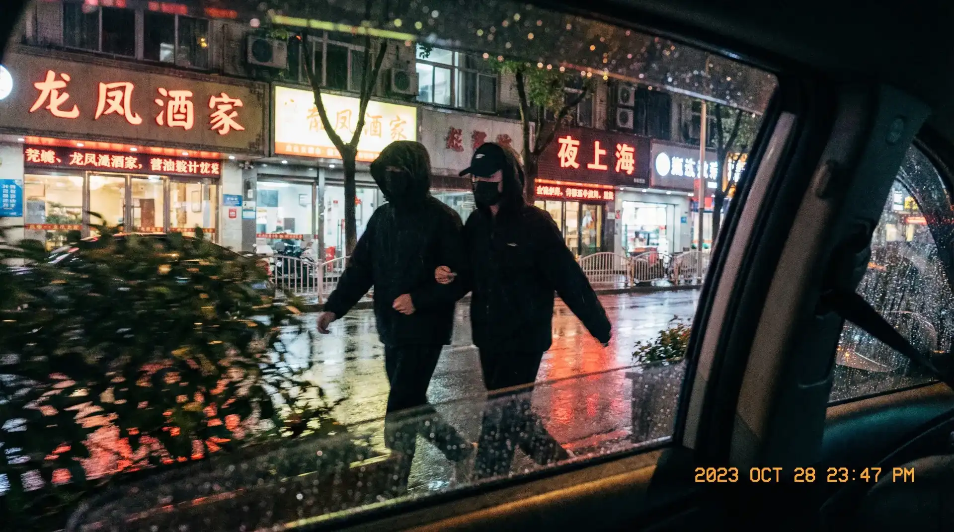 俄罗斯专享会网址 - 顶流明星深夜密会现场抓拍照片